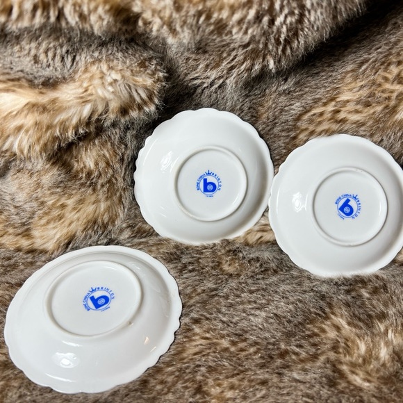 Miniature Porcelain Bird Plates Perched On Branches With Flowers White Gold Trim - Picture 7 of 7